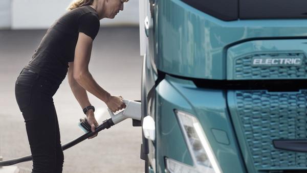 Elektro, osebna in deljena mobilnost z roko v roki