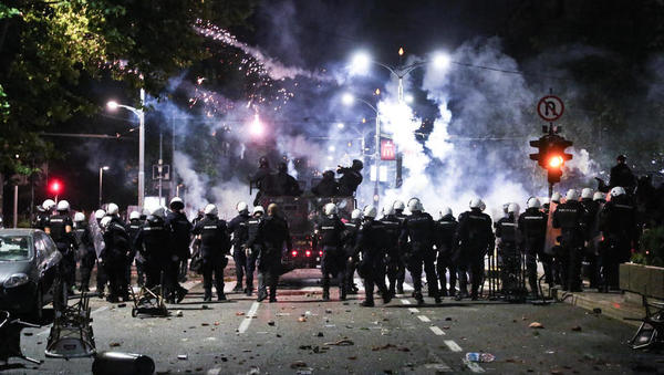 Vstaja proti korona ukrepom: Beograd gorel, policija tepla svoje ljudi