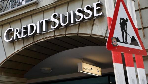 FT, neuradno: UBS ponuja do milijardo evrov za nakup Credit Suisse