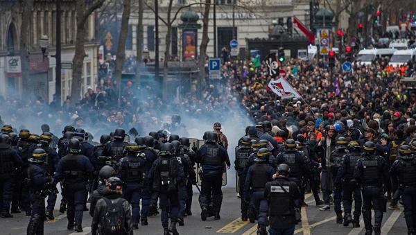 Macron ima reformo. In revolt v državi.