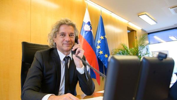 Golobovi proračunski načrti: močno jih lahko pretresejo plače v javnem sektorju