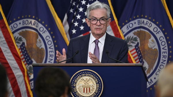Fed je ključno obrestno mero zvišal še za 0,25 odstotne točke - in napovedal nove dvige