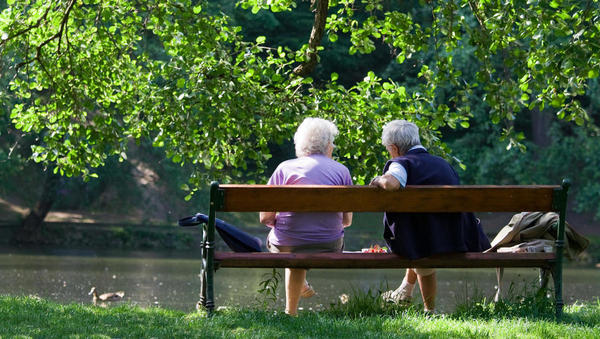 Ob mednarodnem dnevu starejših: vse več starejših, najvišja izplačana pokojnina avgusta 3.367 evrov