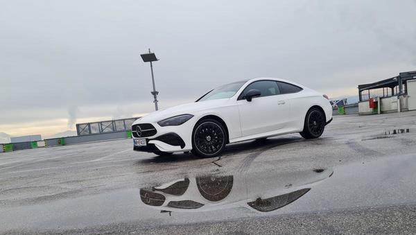 V Sloveniji mercedesova kupejevska klasika, ki sodi med razreda C in E