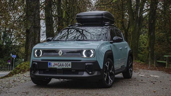 Slovenska policija prevzela prvo električno katrco Renault 4 E-Tech