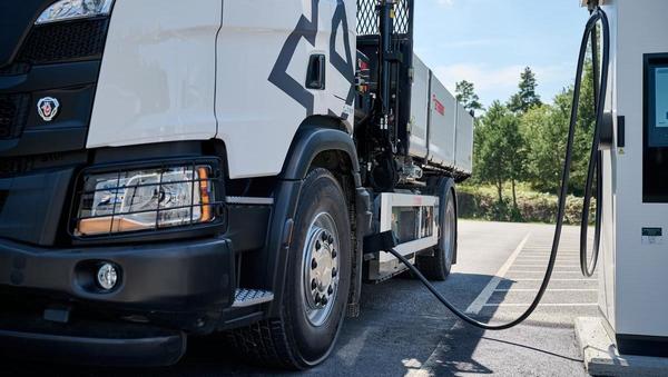 Petrol načrtuje gradnjo ultrahitrih polnilnic (tudi) za tovornjake v Sloveniji in na Hrvaškem