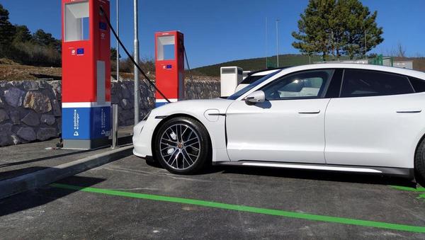 Petrol pocenil polnjenje električnih avtov, a je še vedno dražji kot konkurenca