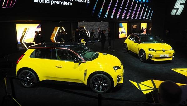 Renault v Ženevi razkril električno gnano R5 s predvideno ceno 25 tisoč evrov