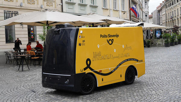 Kaj počne rumeni robot na ulicah Ljubljane?