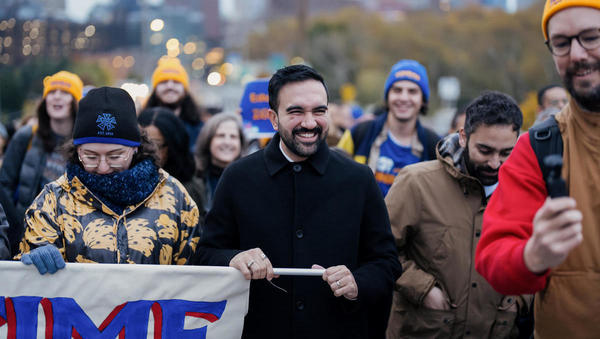 NY voli župana: favorit novinec Mamdani, ki ga Trump označuje za komunista