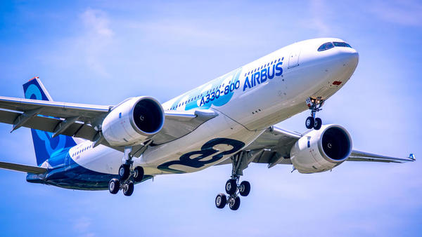 Airbus povečuje uporabo sintetičnega goriva, kmalu tudi na vodik
