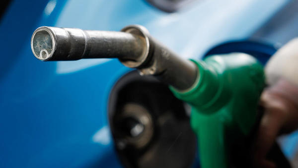 Nafta na predvojnih cenah, Golobova vlada pa podaljšuje regulacijo cen goriv za eno leto?!