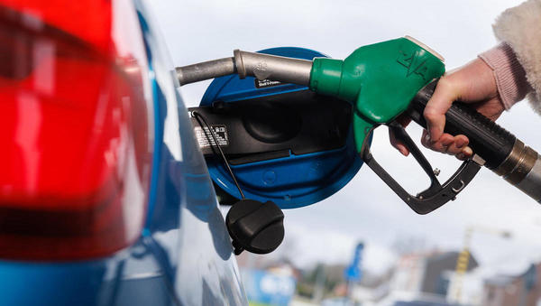 EPP: Ohraniti je treba nove avte na bencin