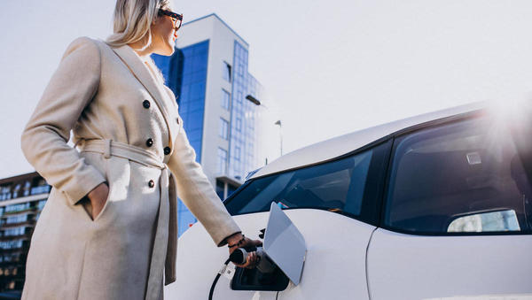 Bodo lizinške hiše ostale z dvorišči, polnimi starih električnih avtomobilov?