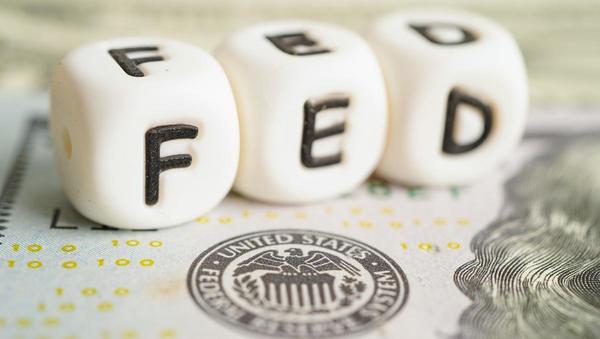 Fed še ni pripravljen na prvi obrestni rez, zdaj menijo celo trgi