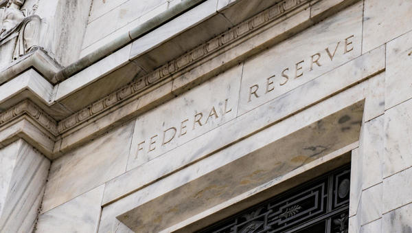 Fed pričakovano dvignil obrestno mero