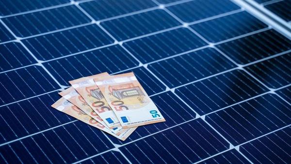 Sončne elektrarne povečujejo stroške elektrosistema. Kako se prenašajo na odjemalce?