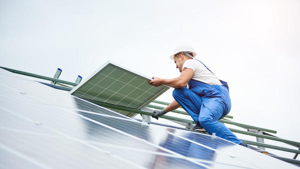 Za samooskrbne sončne elektrarne gospodinjstev bo na voljo 14 milijonov evrov