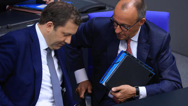 Merzev paket za gospodarstvo: cenejša elektrika, nove plinske elektrarne