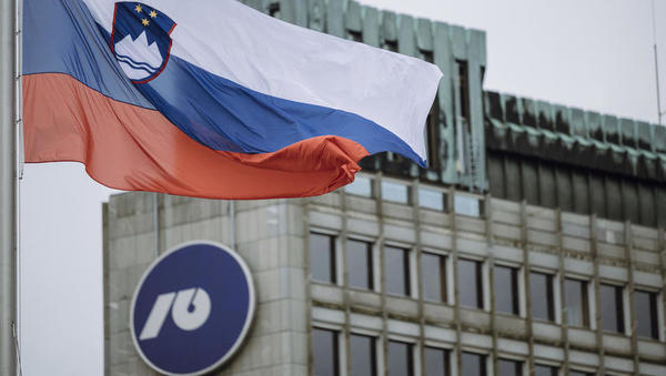 NLB se je zadolžila na zalogo: na kaj to nakazuje?