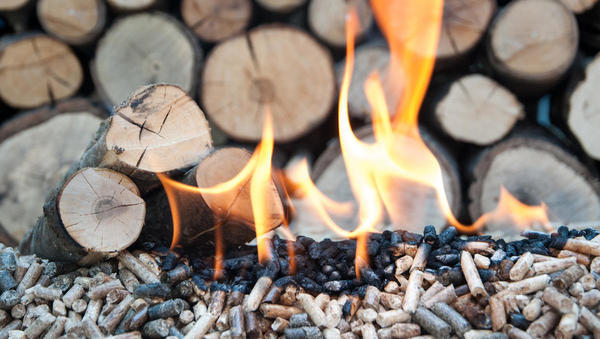 Energetski zakon: peči na lesno biomaso so OK, pri plinu ostaja prepoved za novogradnje