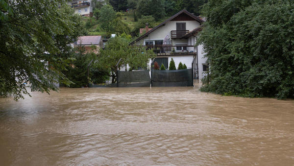 Zaradi poplav skoraj 1,3 milijarde evrov škode na stavbah. Kako je vlada prišla do teh številk