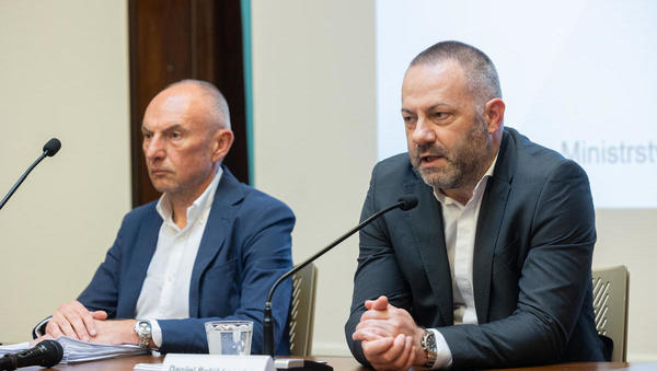 Kaj je za ministra Bešiča »zgodba o uspehu«? To, da se vrste v zdravstvu niso še bolj podaljšale, kot so se