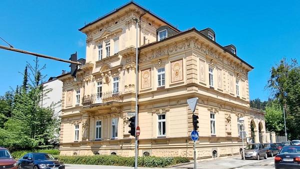 Januarske dražbe: avti Studia Moderna, vila v Mariboru, diskoteka v Pirničah, hiše in stanovanja