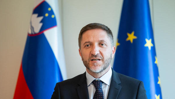 Vlada bi preoblikovala Vzajemno v delniško družbo, Vzajemna je proti