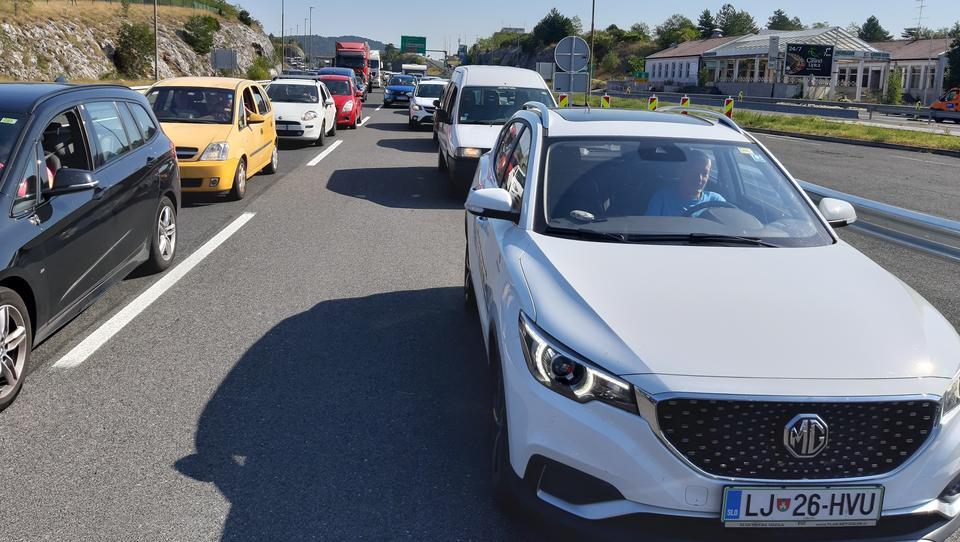 Živim v bloku, vozim e-avto (4. del): kako sem se znebil strahu pred čakanjem v koloni