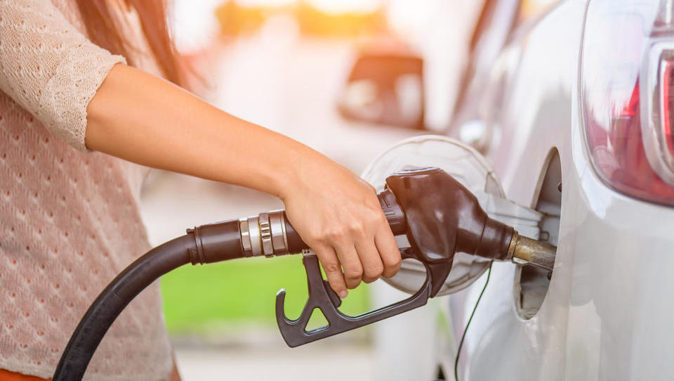 Kaj velikanska pocenitev nafte pomeni za torkovo spremembo cen goriv?