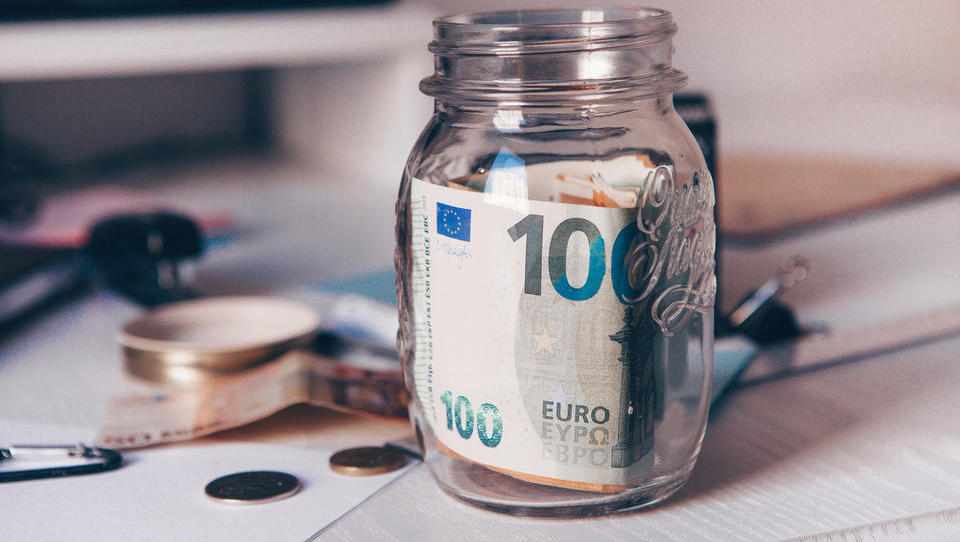 Simičev predlog za obdavčitev premoženja: kapitalski dobički in najemnine obdavčeni manj, obresti bolj