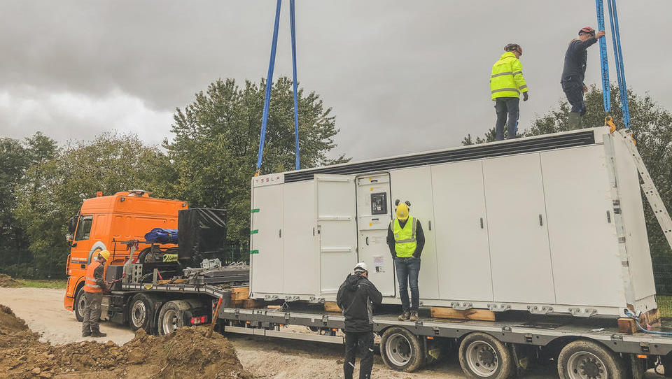 (foto) Na Štajersko prispel konvoj tovornjakov s Teslinimi baterijami