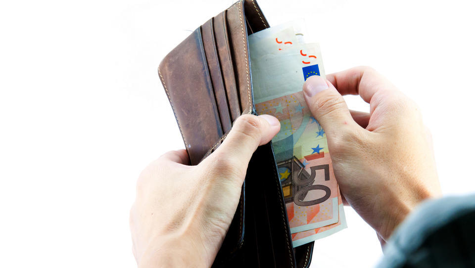 Antikoronapaket in plače: kdo bo prejel višji neto in kaj ukrep pomeni za stroške dela