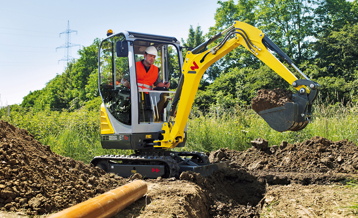 Вырыта экскаватором. Wacker Neuson мини экскаватор et16. Wacker Neuson экскаватор et 16. Копка траншеи экскаватором. Копка котлована мини экскаватором.