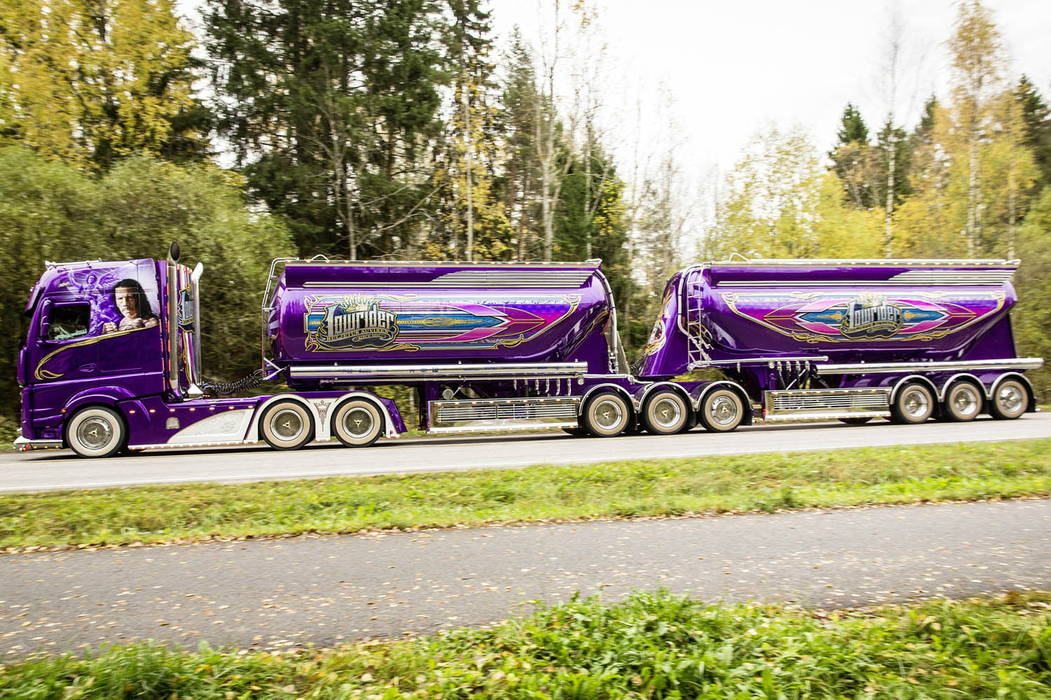 Фиолетовый грузовик