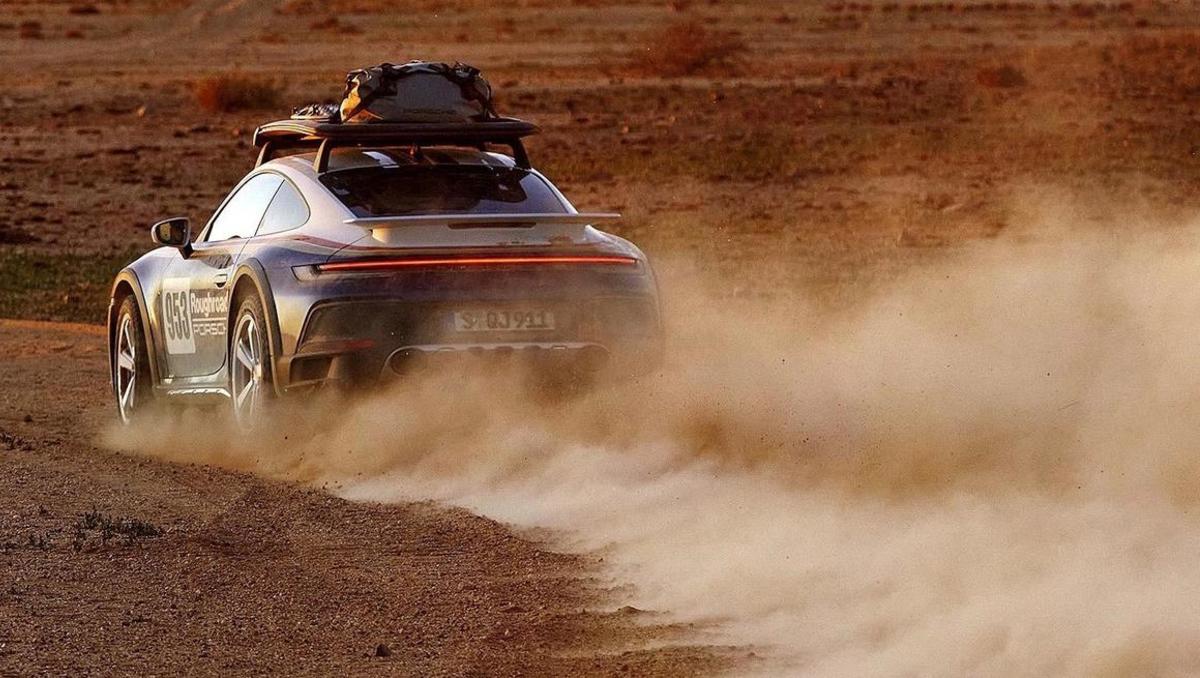  Porsche je 911 dvignil od tal, obul v gojzarje in ga poslal med sipine