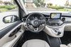 Die neue Mercedes-Benz V-Klasse – V 300 d (Kraftstoffverbrauch kombiniert 6,1-5,9 l/100 km, CO2-Emissionen kombiniert 161-155 g/km), Exterieur, Ausstattungslinie AVANTGARDE, Selenitgrau metallic // The new Mercedes-Benz V-Class – V 300 d (combined fuel co