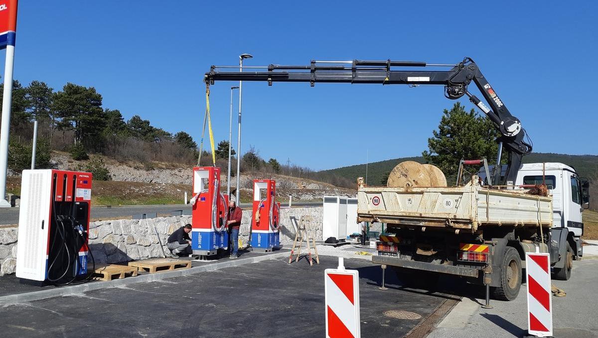 Kako Slovenci gradijo ultrahitre polnilnice