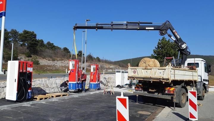 Kako Slovenci gradijo ultrahitre polnilnice