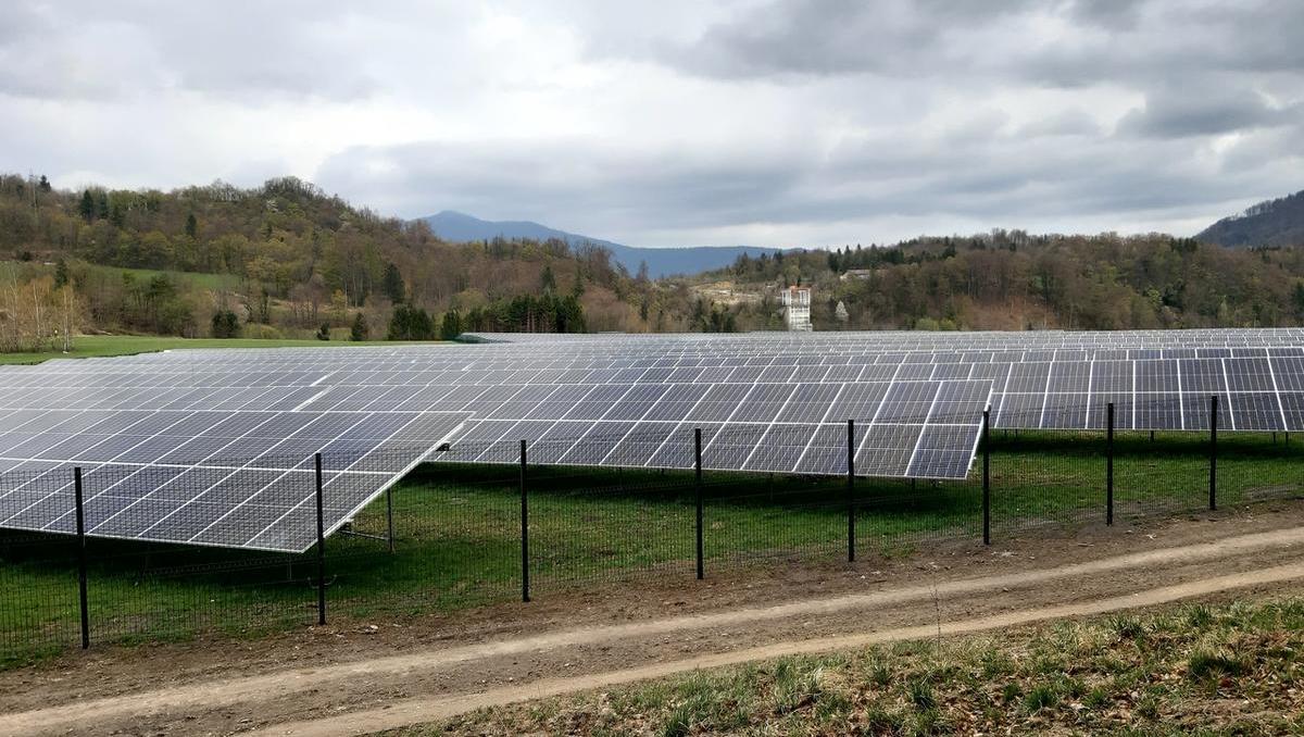 Odprta je največja slovenska fotovoltaika, Janša pravi, da potrebujemo vsak mesec še večjo