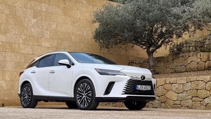 Najbolje prodajani lexus gre v novo smer Najbolje prodajani lexus gre v novo smer