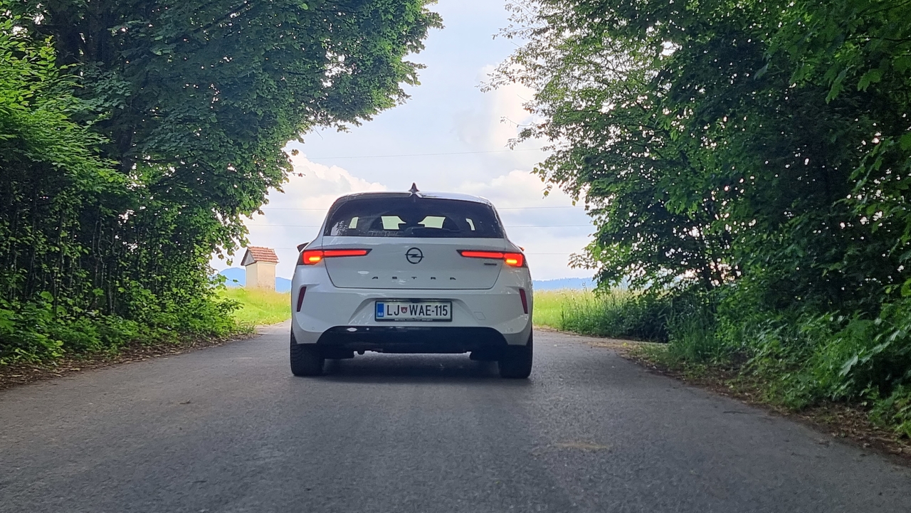 Opel astra priključni hibrid – kaj je boljše in kaj slabše kot pri bencinski astri