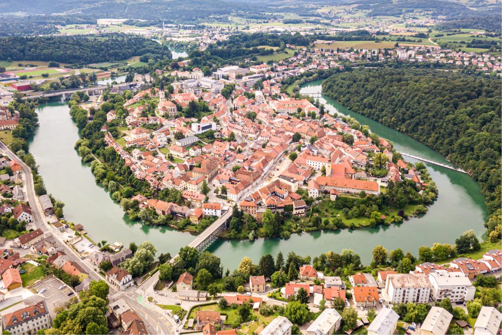 Dolenjsko-belokranjski razvojni forum: Najboljši neustavljivo rastejo, infrastruktura pa temu ne sledi Dolenjsko-belokranjski razvojni forum: Najboljši neustavljivo rastejo, infrastruktura pa temu ne sledi