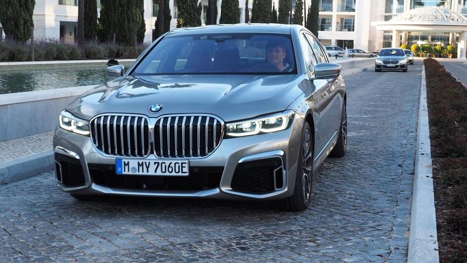 Za volanom novega BMW 7: maska, ki straši tekmece in boža ego lastnikov
