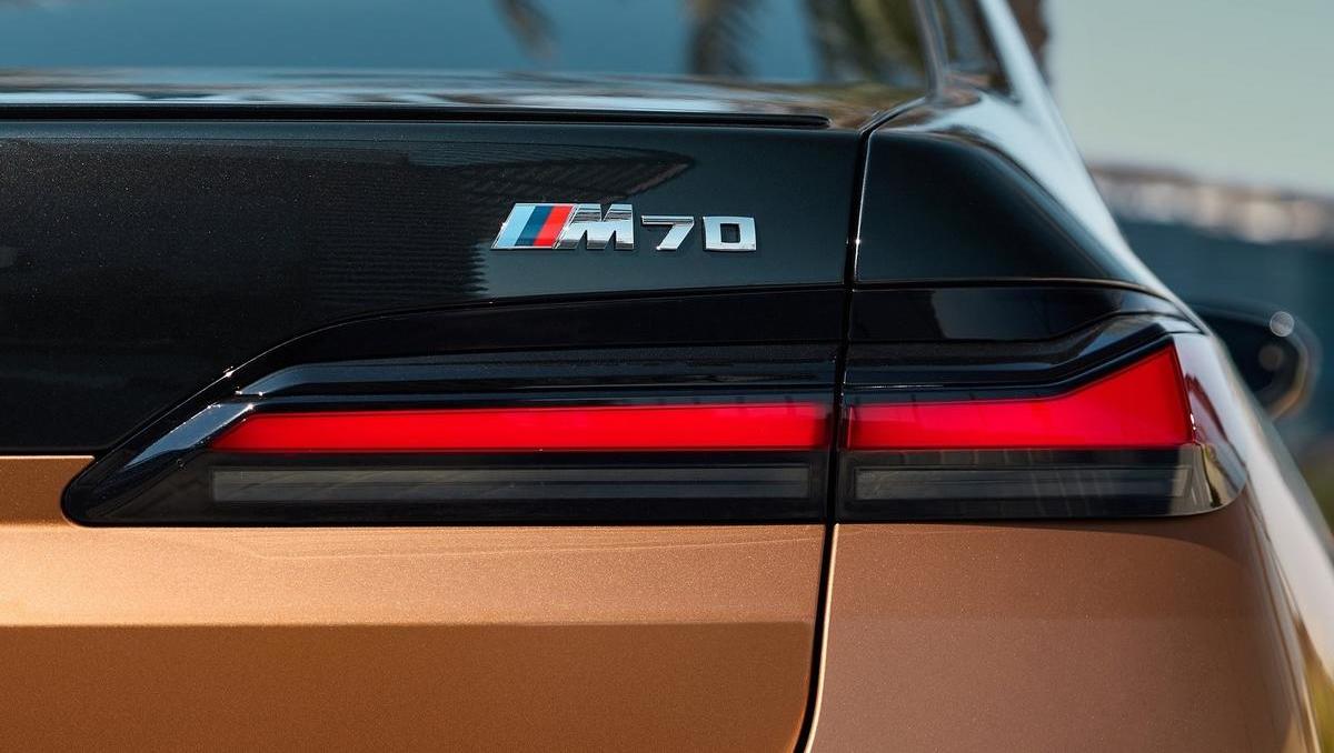 BMW predstavlja sedmico z najmočnejšim električnim pogonom