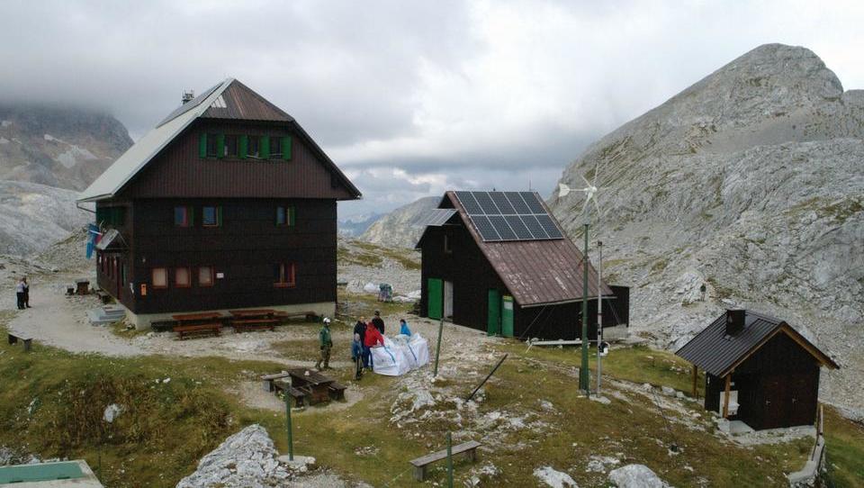 (video) Baterije, fotovoltaike in vetrnice, slovenski zgled evropskim planinskim kočam 