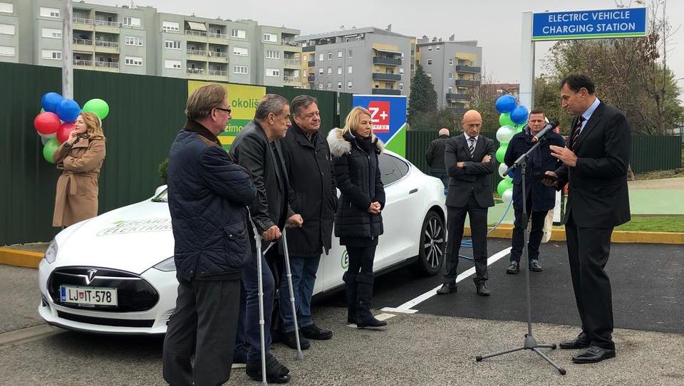Elektro Ljubljana postavil svojo prvo e-polnilnico na Hrvaškem 