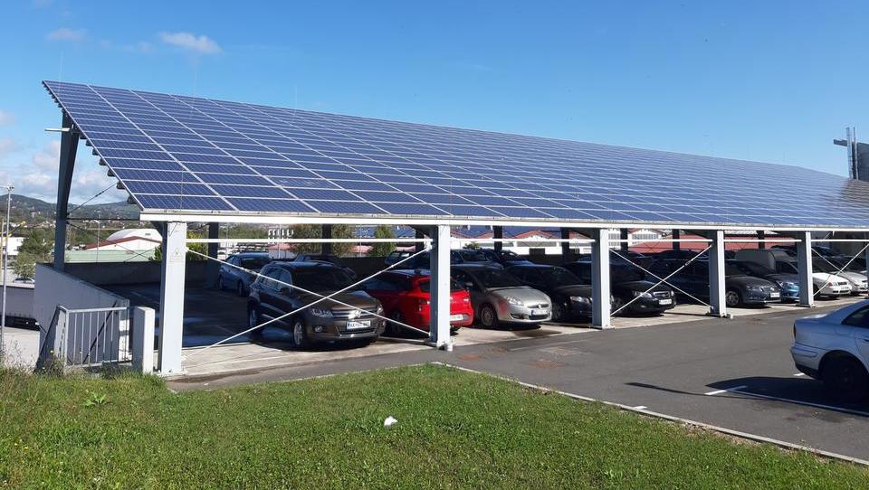 Za večja francoska parkirišča je fotovoltaika postala obvezna