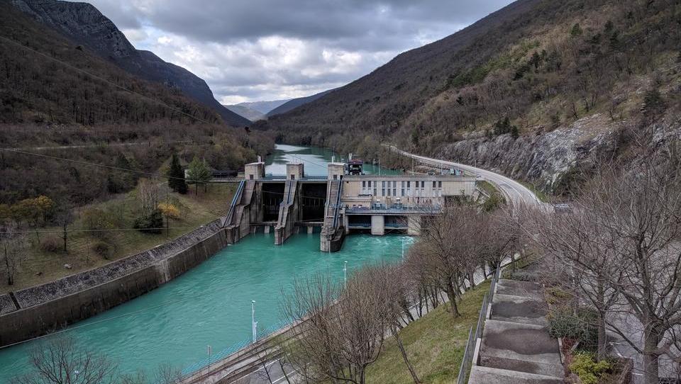 Polnjenje e-avtov: moč Hidroelektrarne Solkan le za štiri tesle